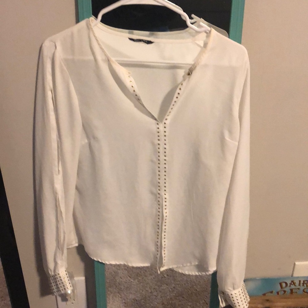 ❤️- Great Condition Cream Long Sleeve Blouse w/ Gold accents. Size M